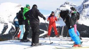 ski-teacher-and-skiers